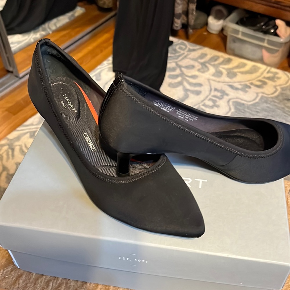 Size 8 worn once Rockport Heels Black